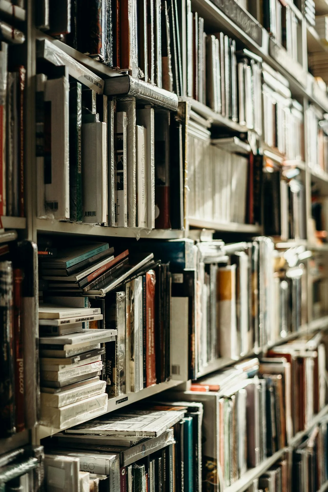 Interiores de la biblioteca de noche